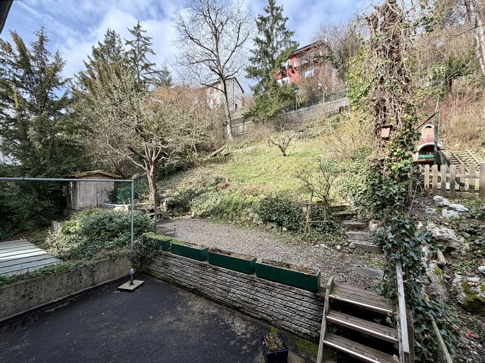 Garten mit Hanglage und gepflastertem Hof