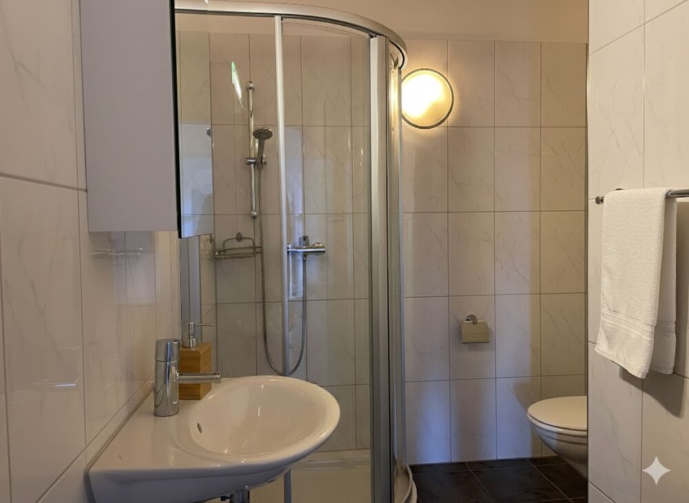 Modernes Badezimmer mit Dusche und WC