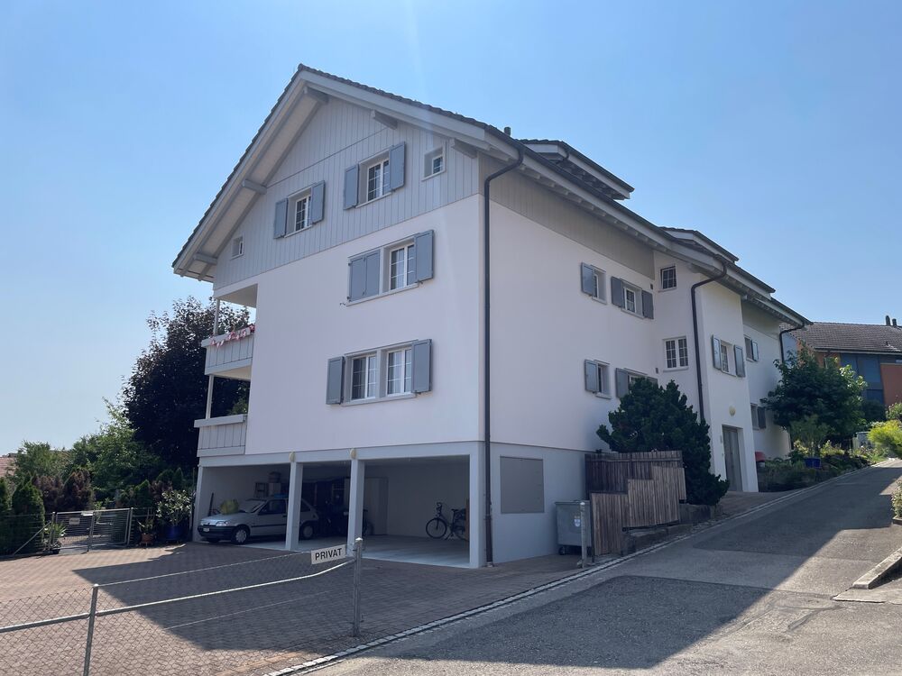 Mehrfamilienhaus mit Stellplätzen