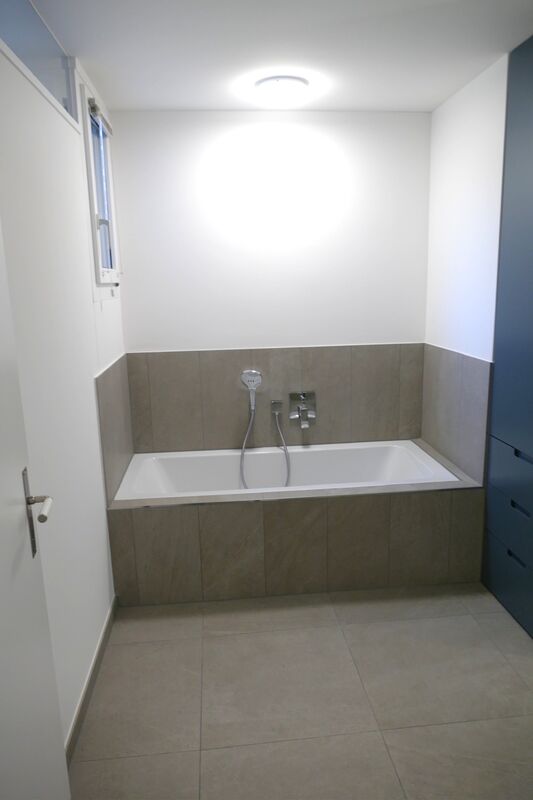 Modernes Badezimmer mit Badewanne