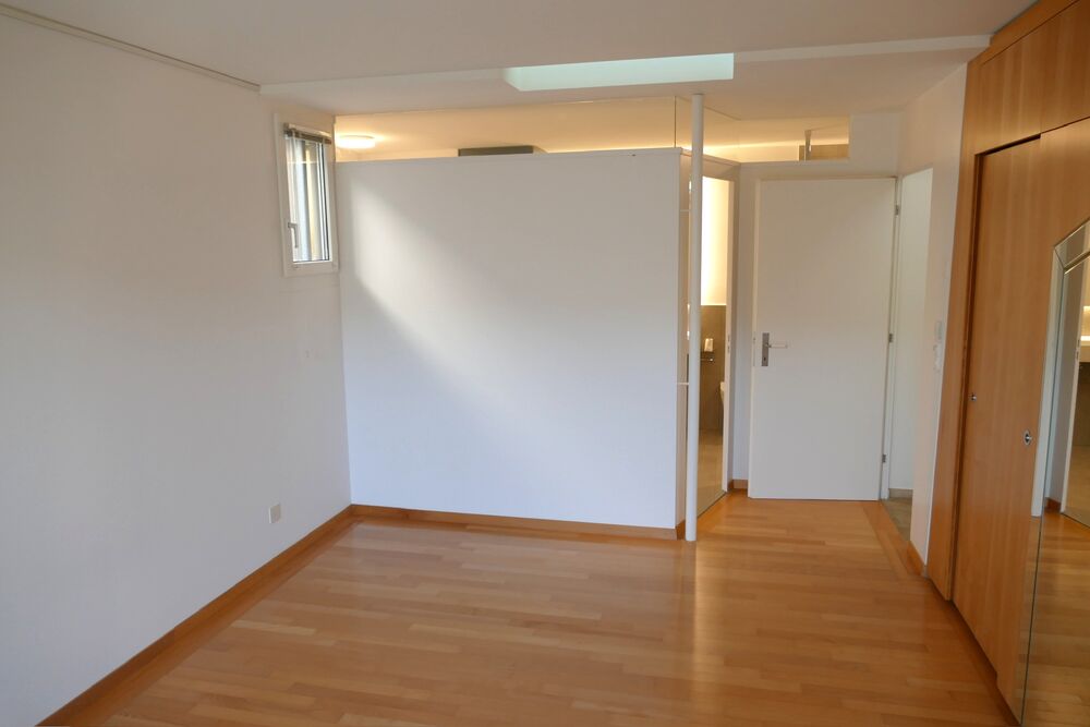 Helles Schlafzimmer mit Holzfußboden und Einbauschrank