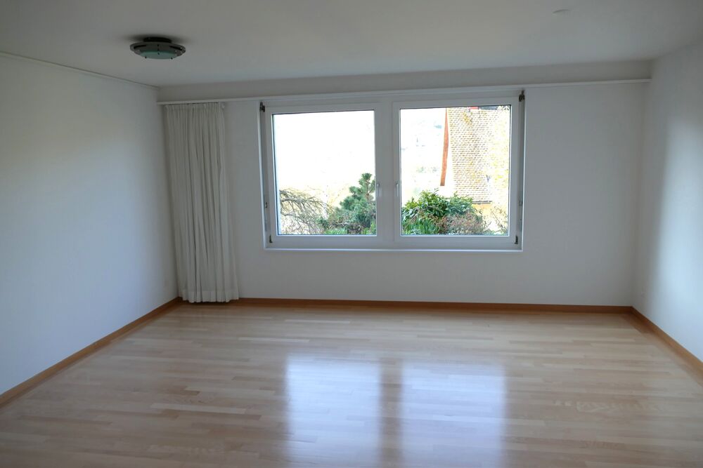 Leerer heller Raum mit großem Fenster