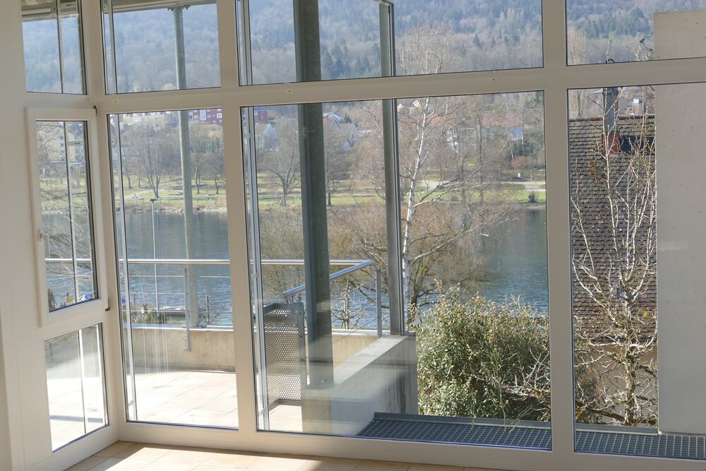 Wohnraum mit Panoramafenster und Seeblick