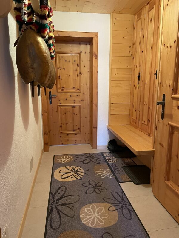 Holzvertäfelter Eingangsflur mit Garderobe