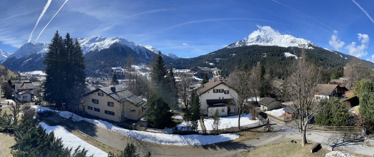 Schneebedecktes Alpenpanorama mit Wohnhäusern