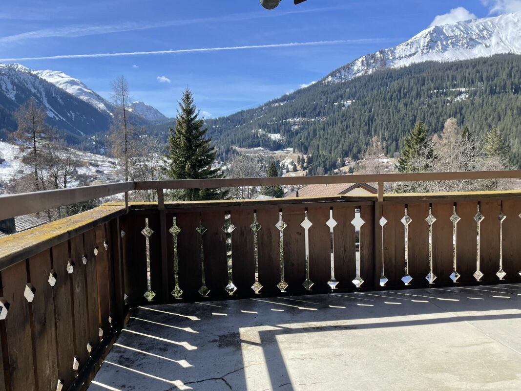 Balkon mit Bergpanorama