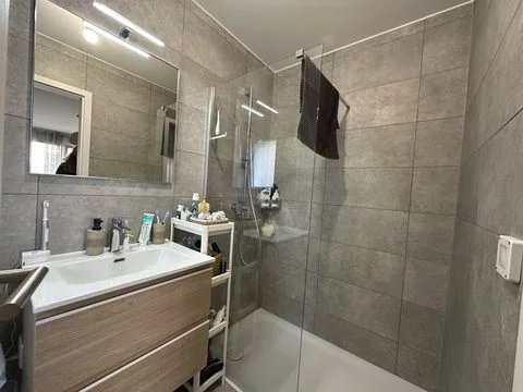 Modernes Badezimmer mit Walk-in-Dusche