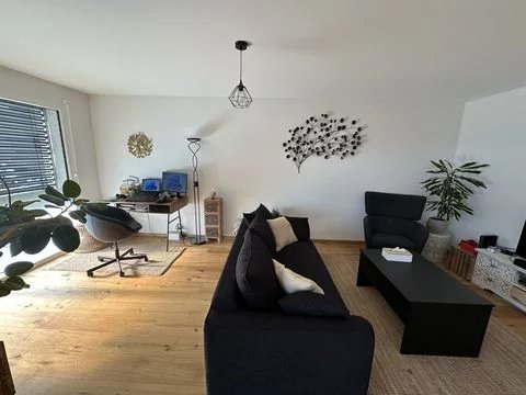 Heller Wohnraum mit Sitzbereich
