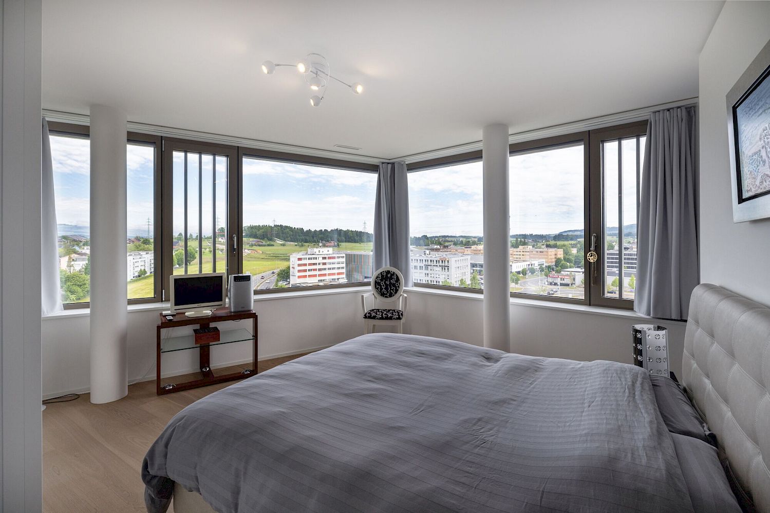 Helles Schlafzimmer mit Panoramafenstern