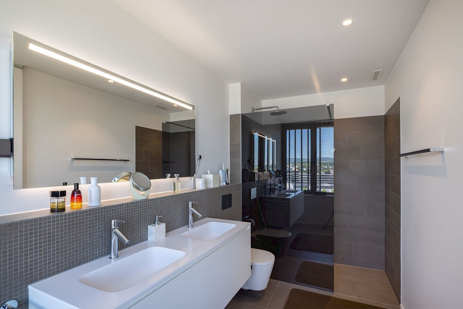 Modernes Bad mit Doppelwaschbecken