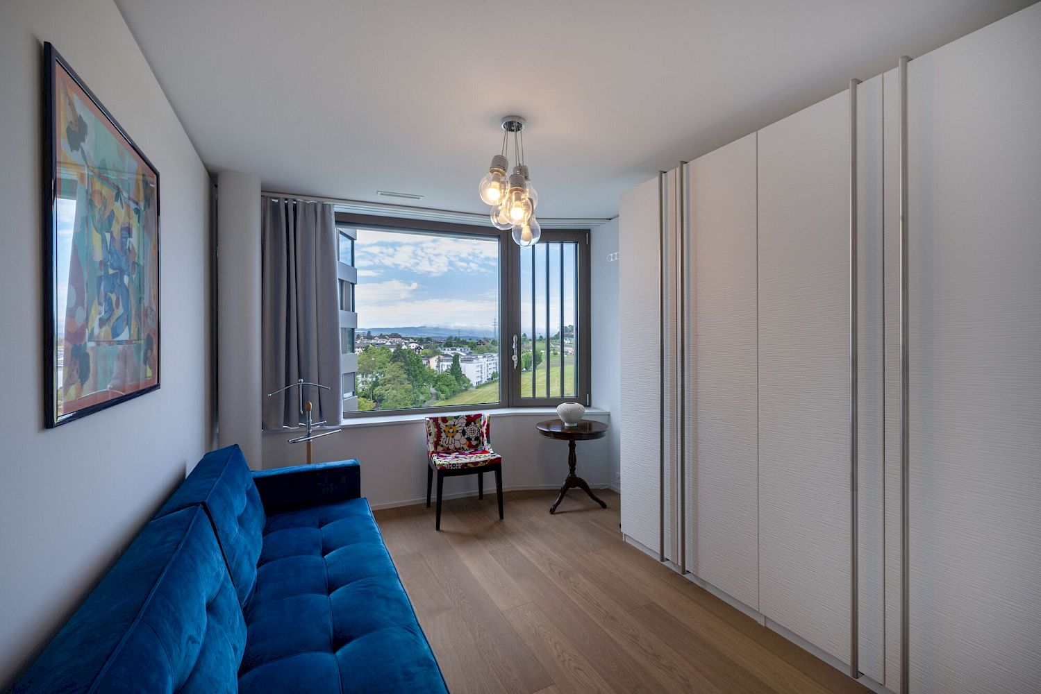 Modernes kleines Zimmer mit Aussicht