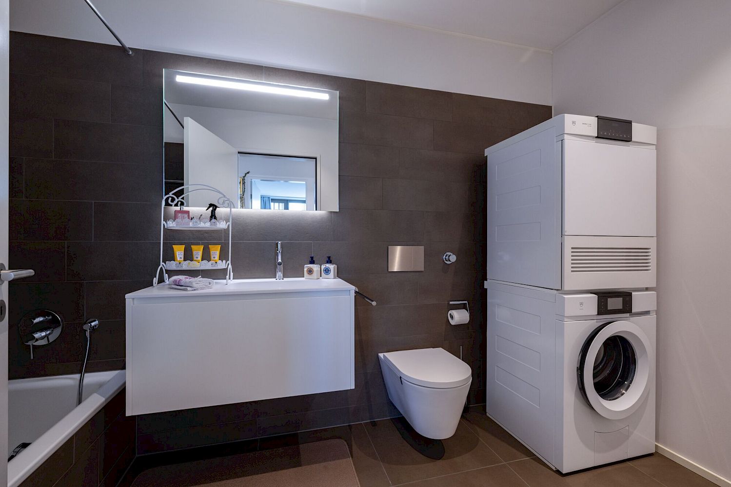 Modernes Badezimmer mit Waschtisch und Waschturm