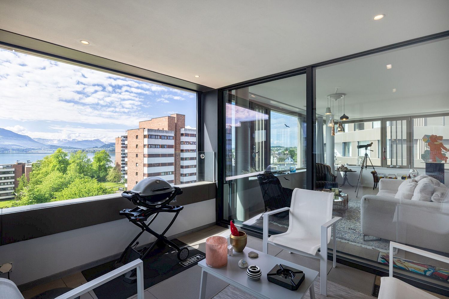 Moderne Loggia mit Weitblick