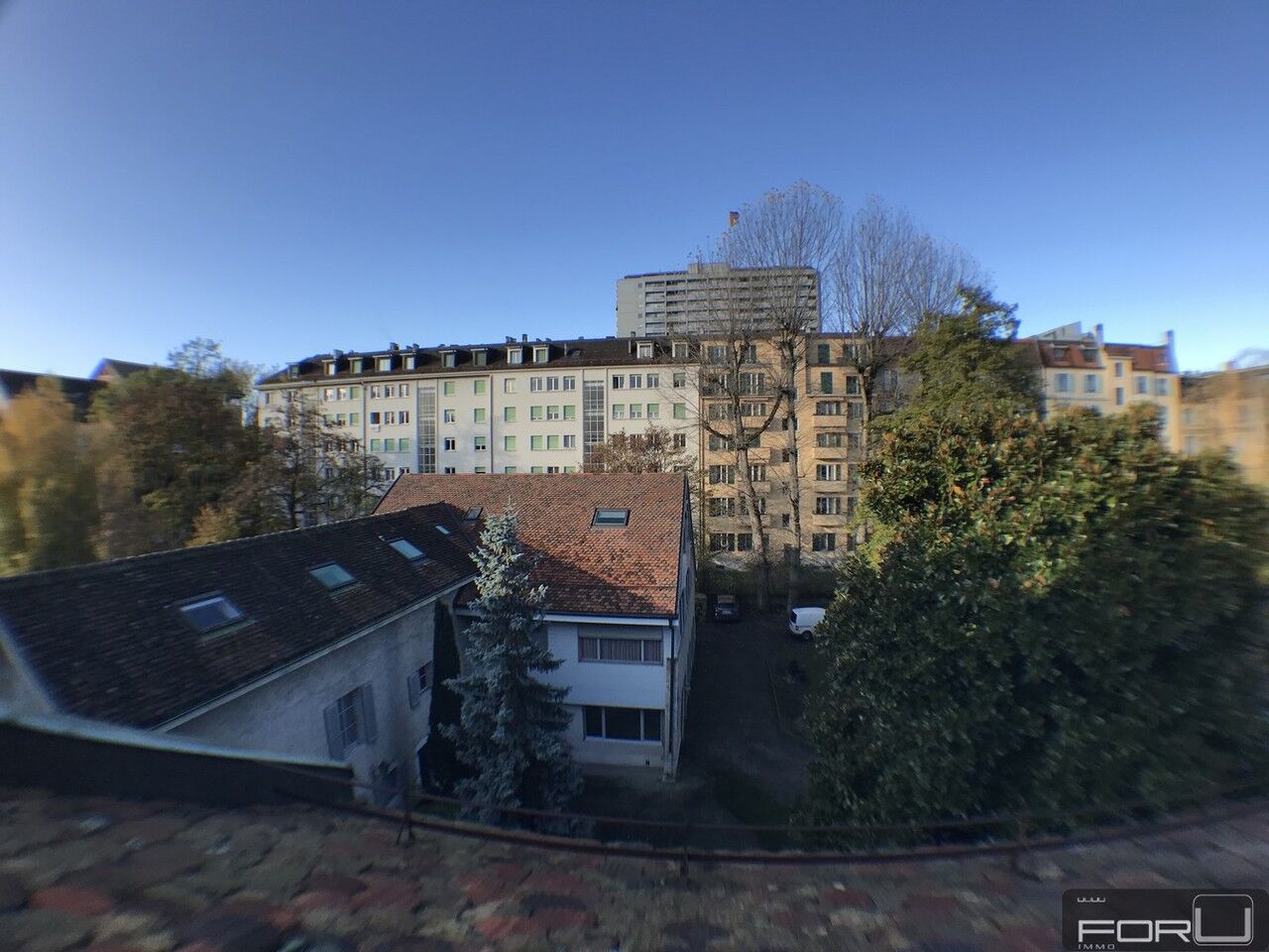Blick über Wohngebäude und Bäume