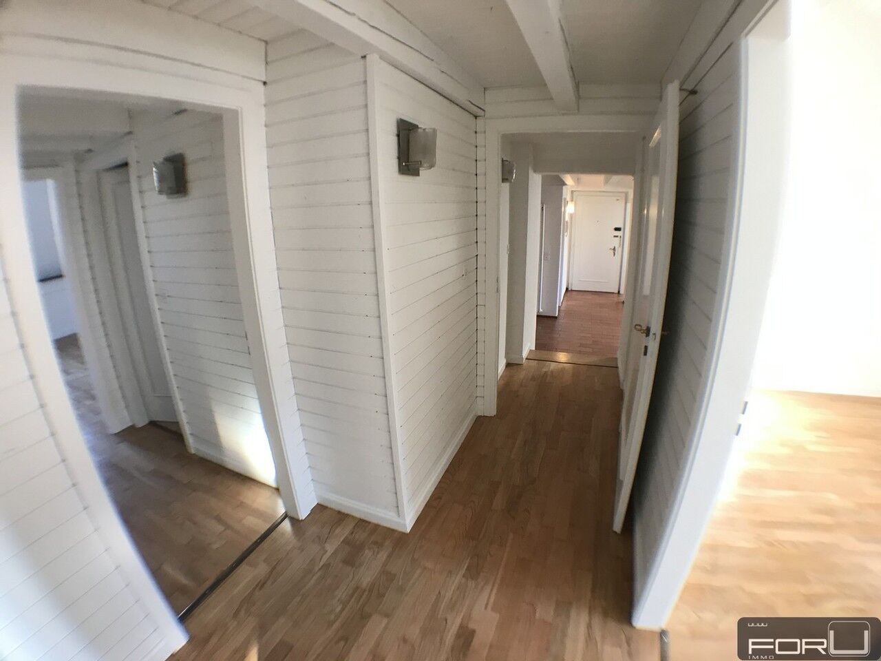 Heller Flur mit Holzdielen