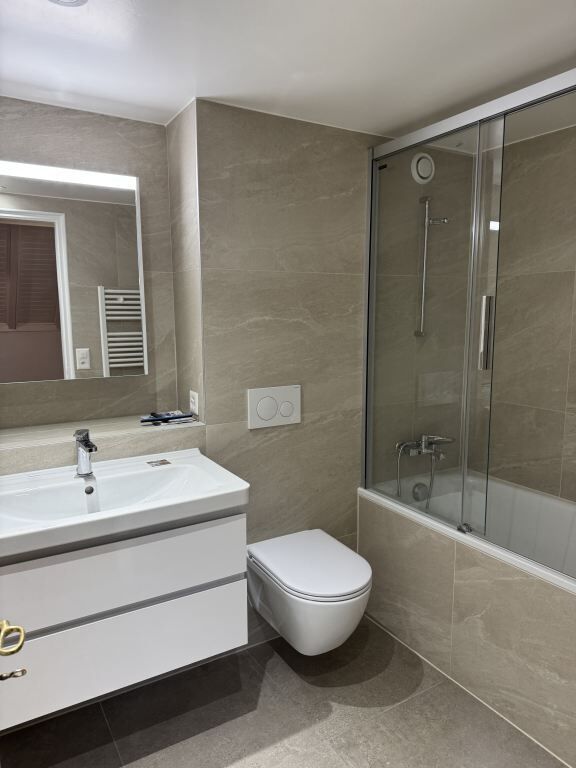 Modernes Badezimmer mit Dusche und wandhängendem WC