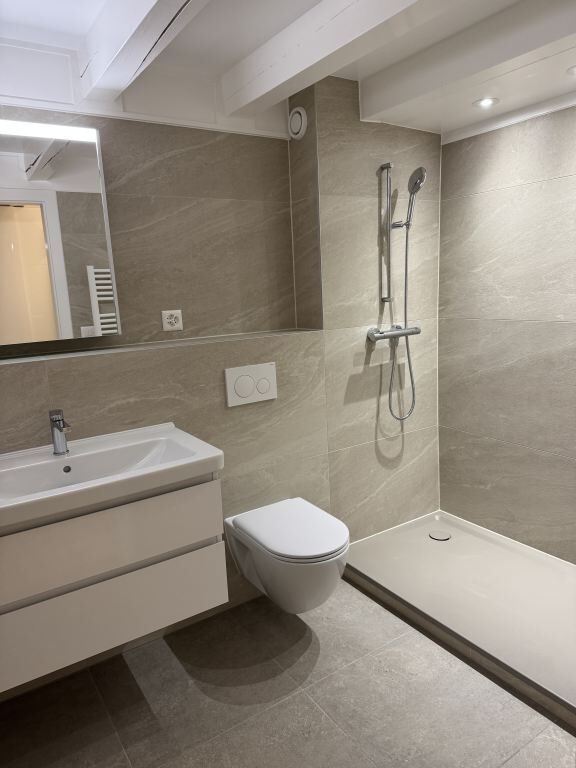 Modernes Bad mit Dusche und Wand-WC
