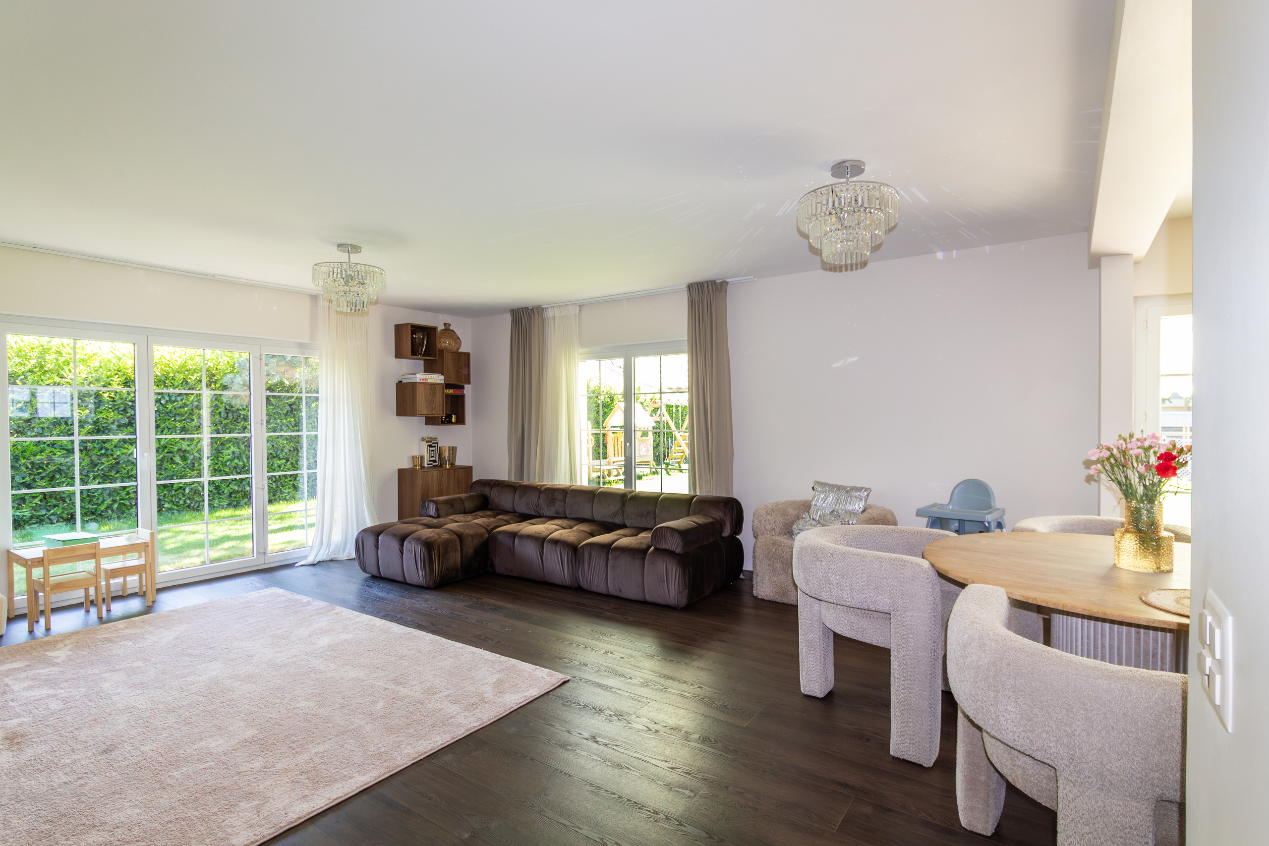 Helles, modernes Wohn- und Esszimmer mit Gartenblick
