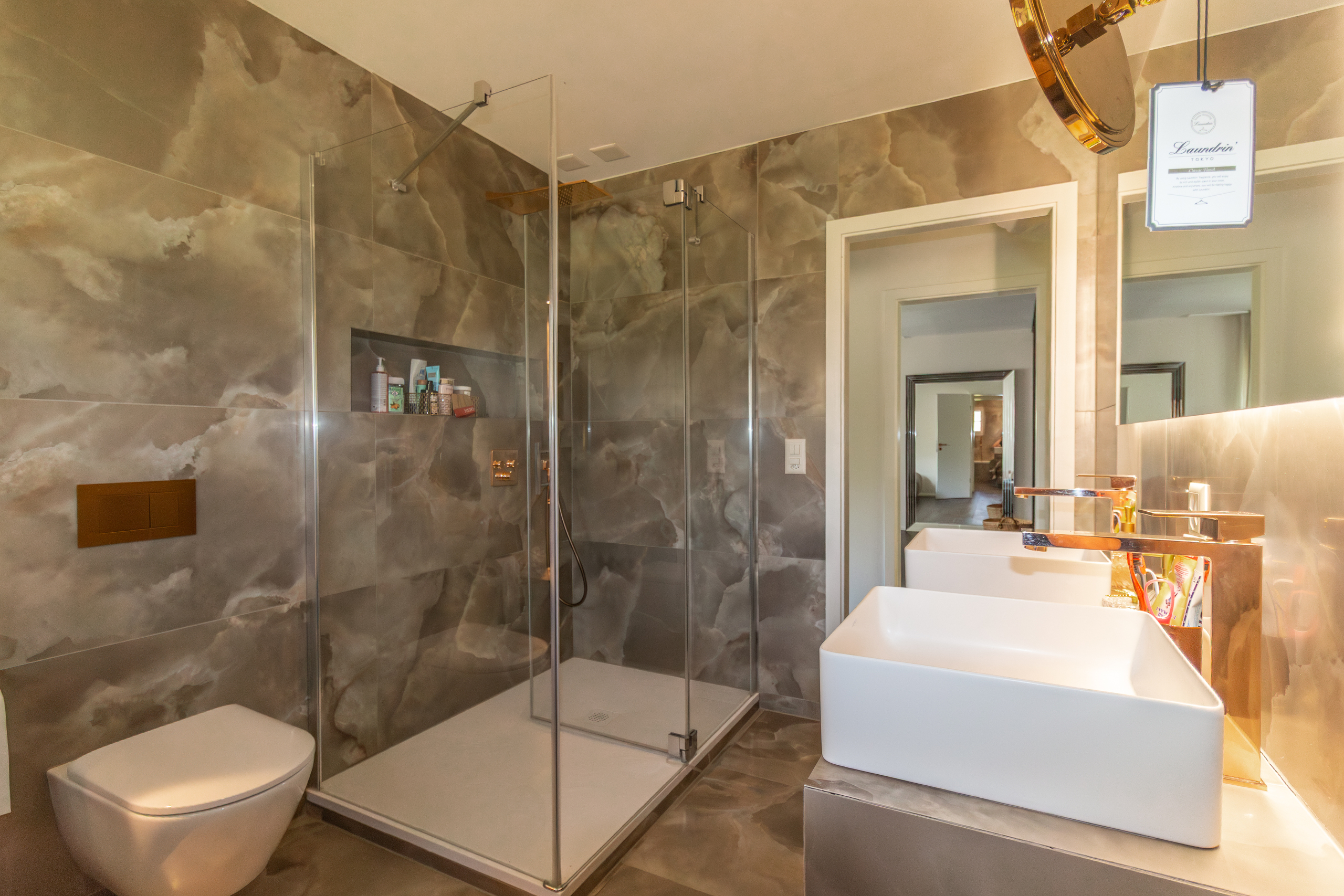 Luxuriöses Badezimmer mit Regen-Dusche und Design-Waschbecken