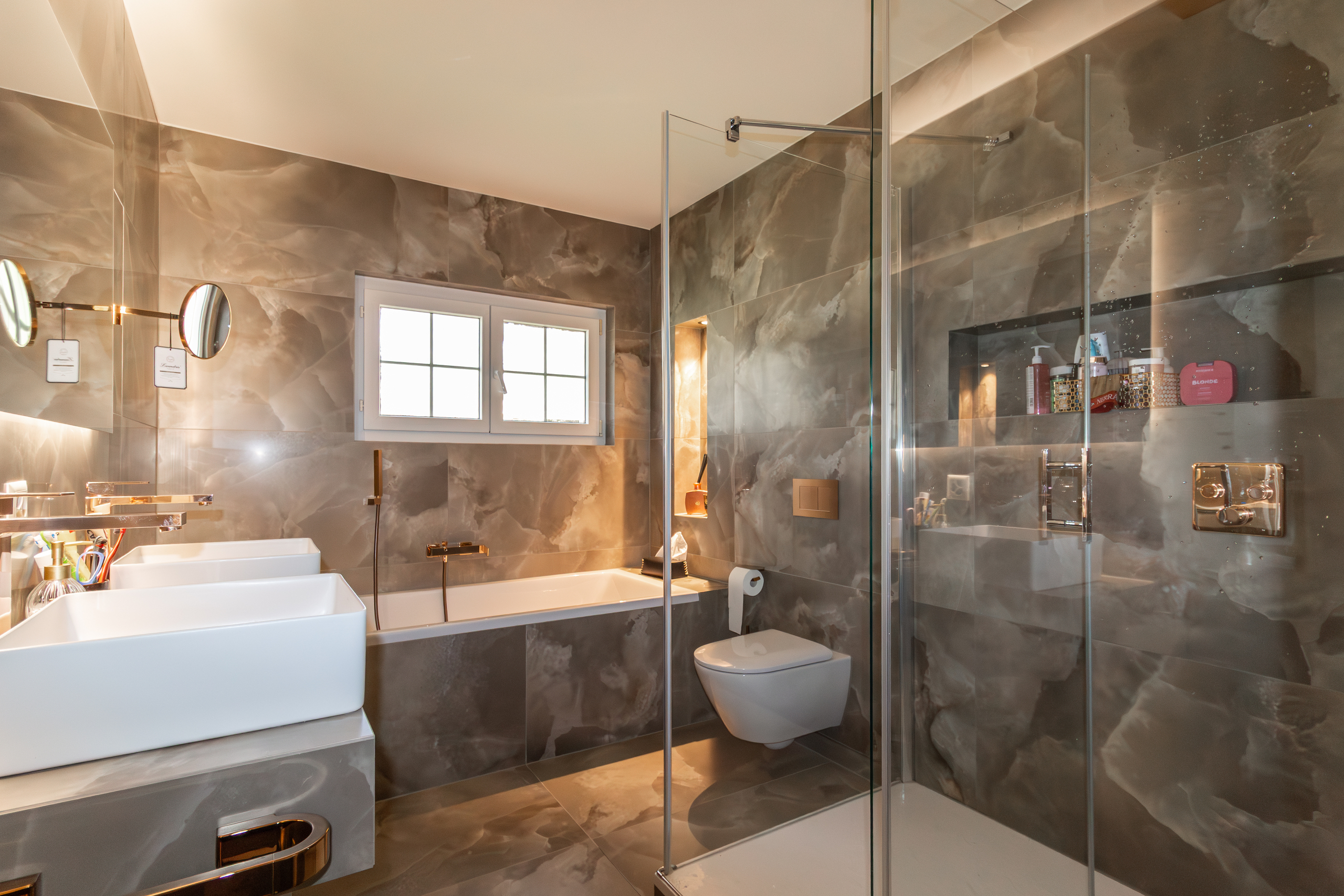 Luxuriöses modernes Badezimmer