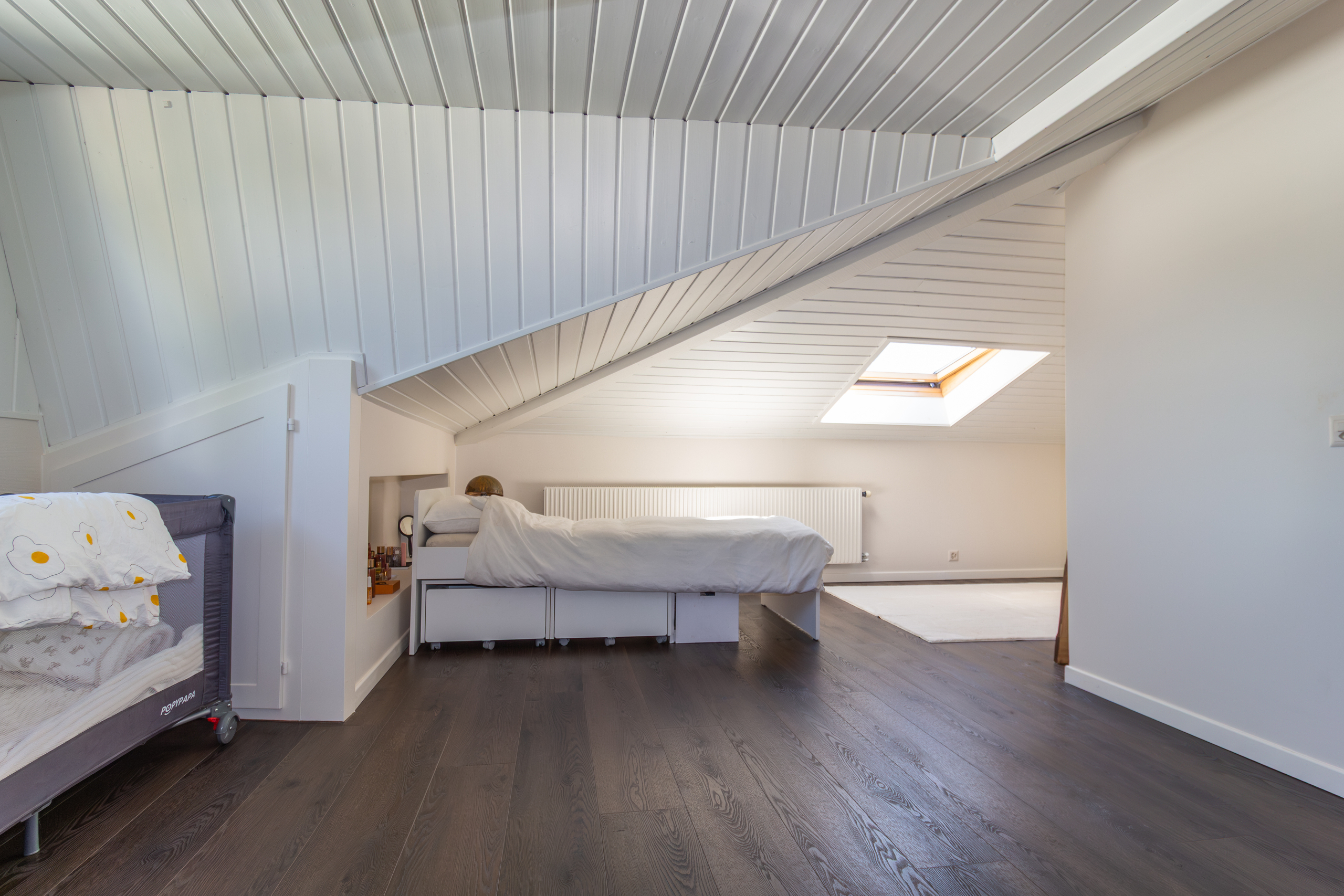 Helles Dachgeschoss-Schlafzimmer