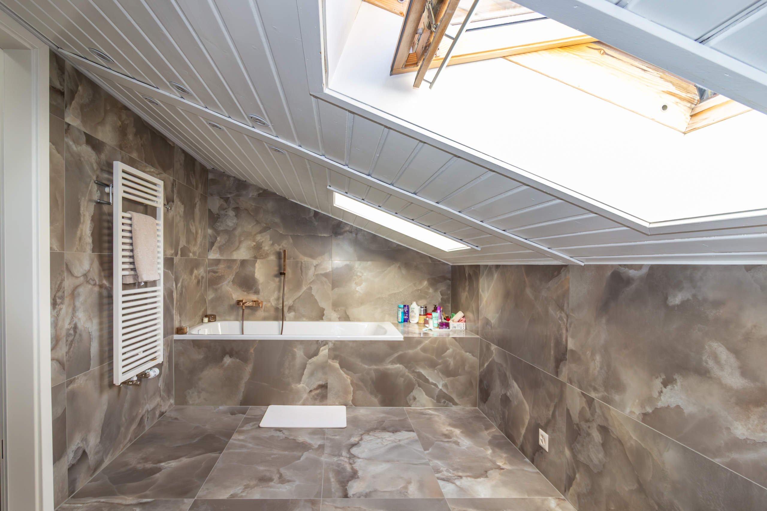 Dachbad mit Badewanne unter Dachfenstern