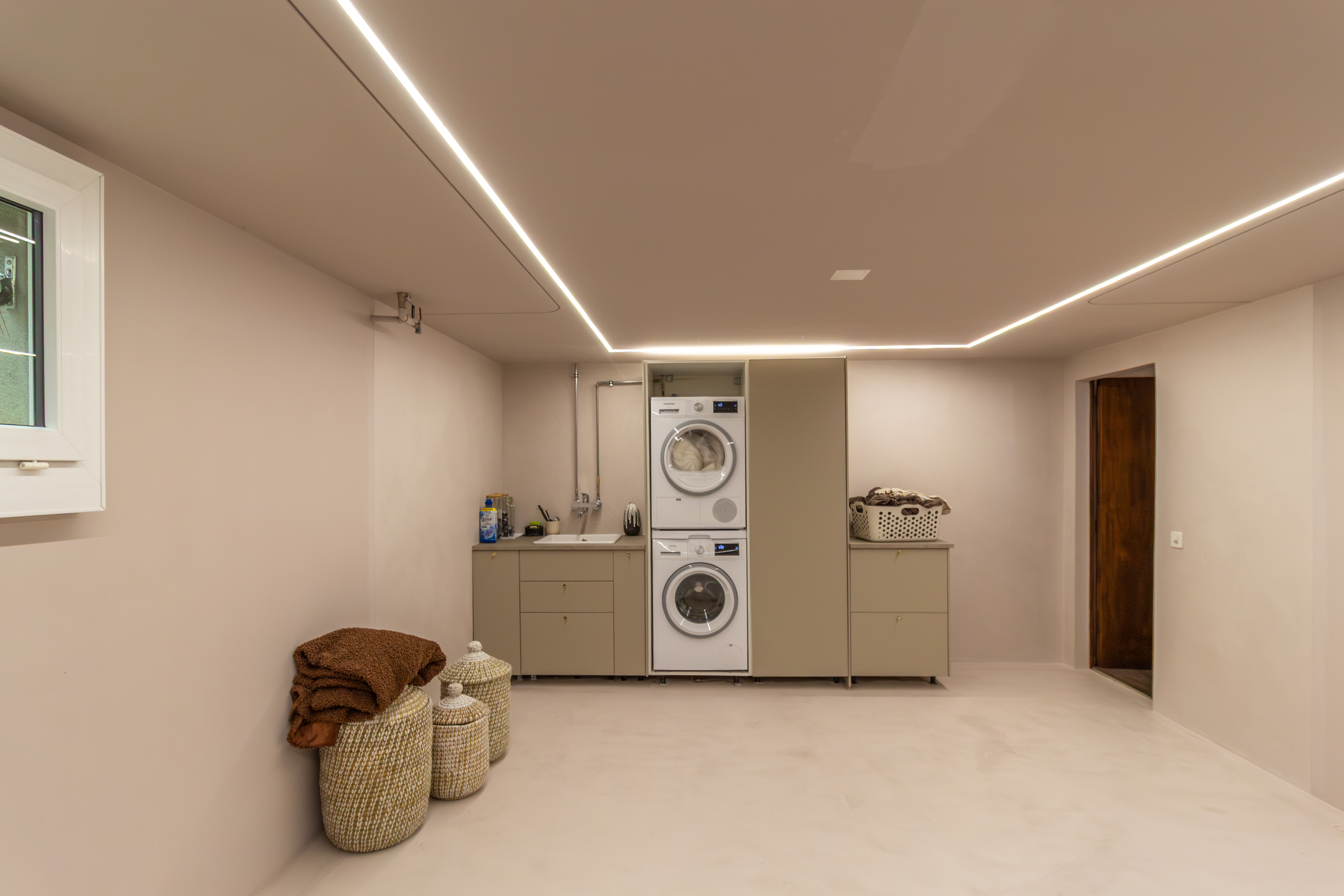 Moderner Hauswirtschaftsraum mit Waschmaschine und Trockner