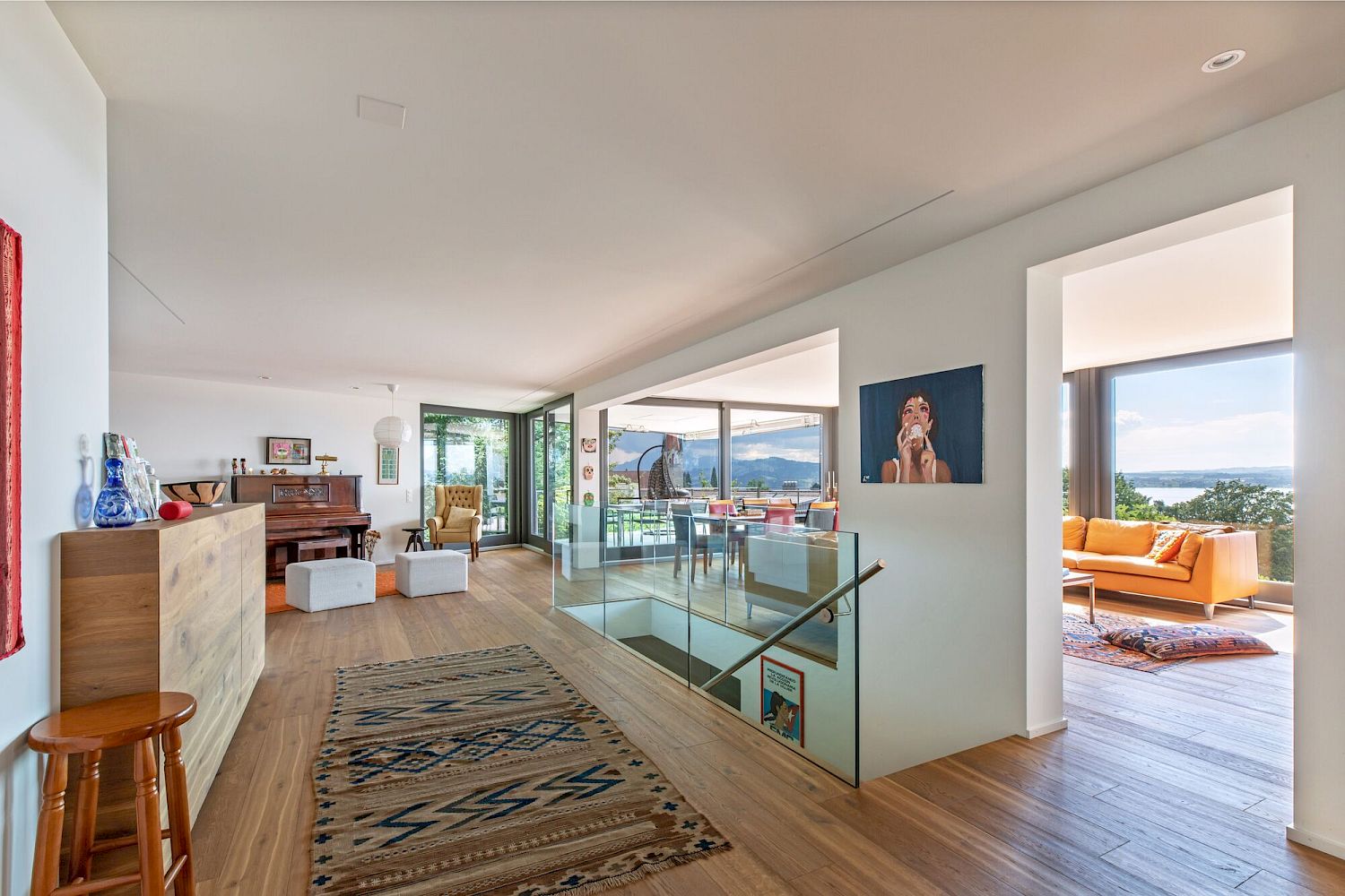 Offener Wohnbereich mit Galerie und Seeblick