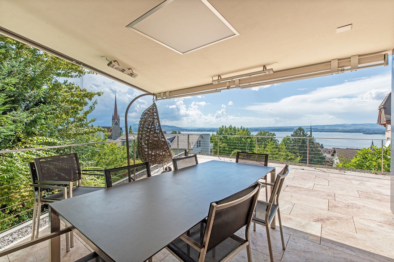 Überdachte Terrasse mit Seeblick