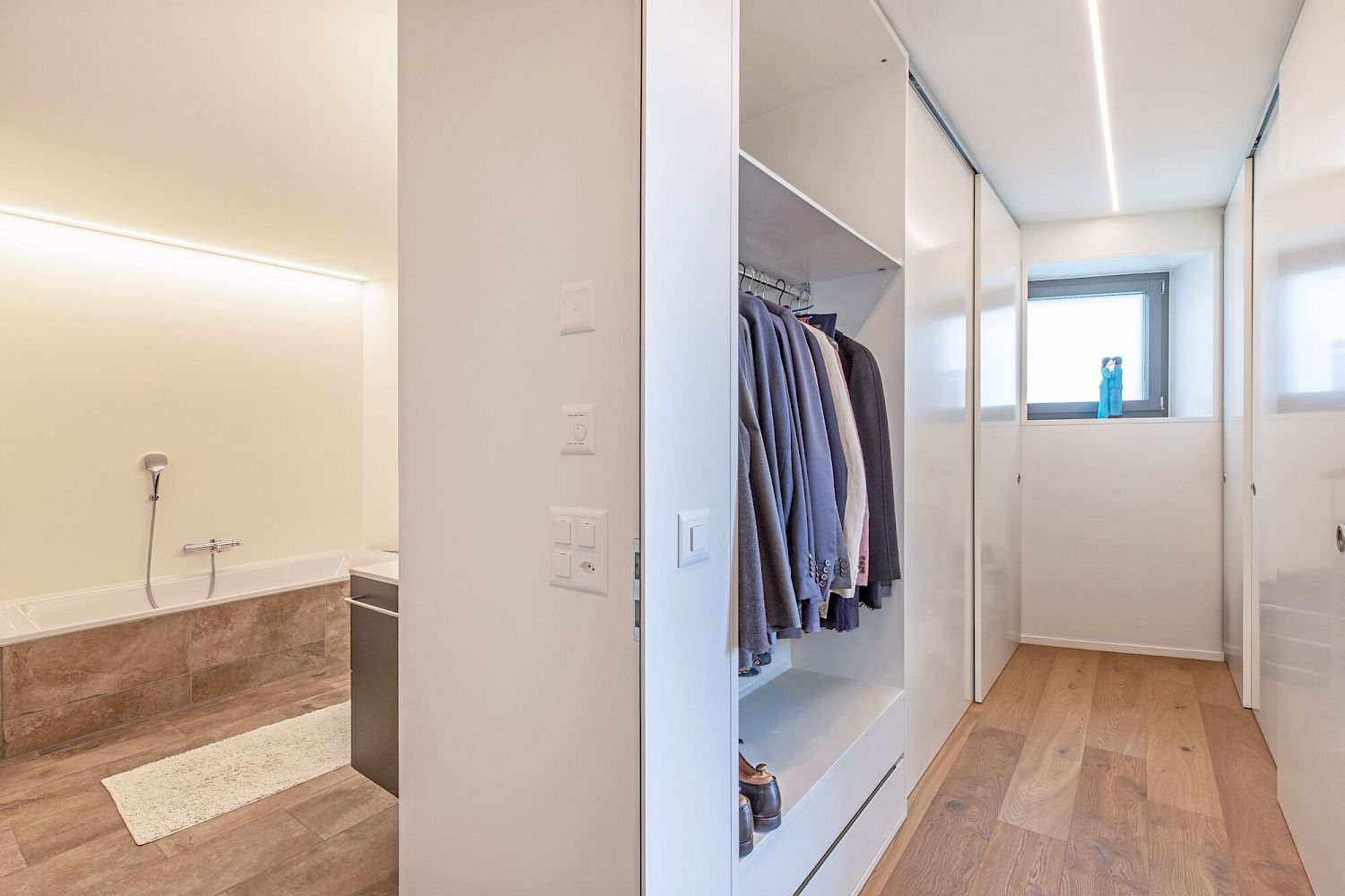 Heller Flur mit Ankleide und angrenzendem Bad