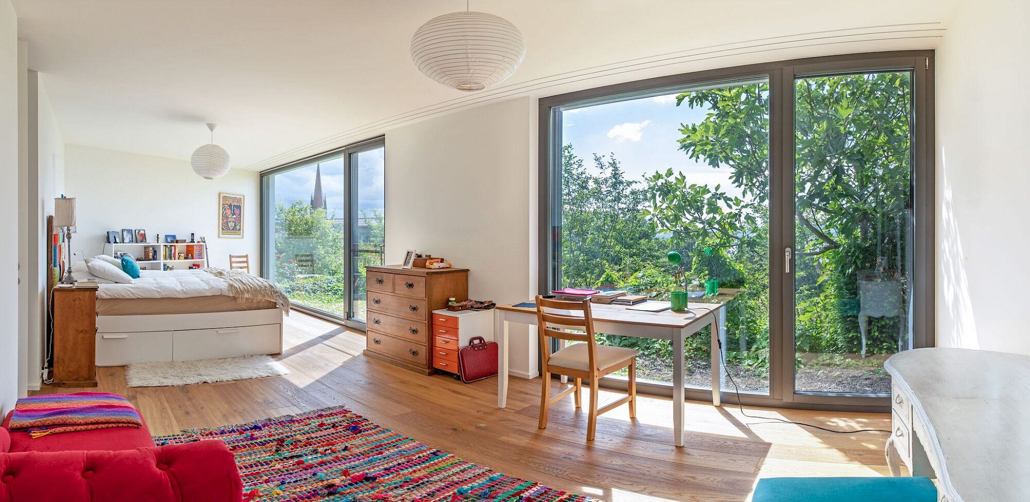 Helles Schlafzimmer mit großem Gartenblick