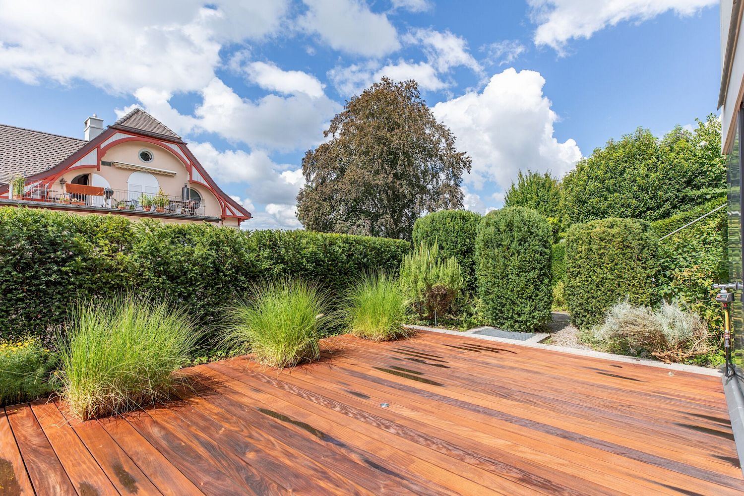 Garten mit Holzterrasse