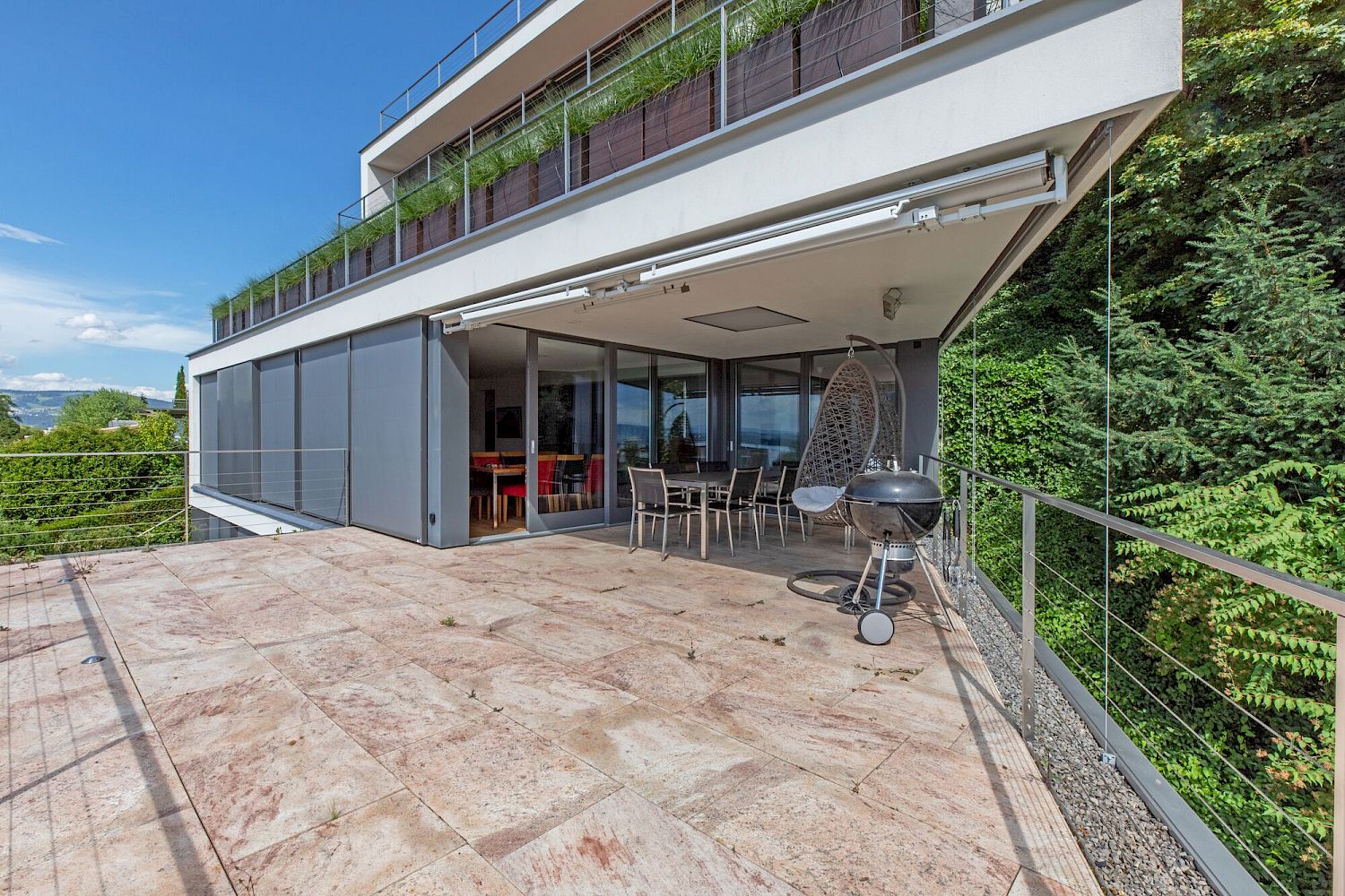 Große Dachterrasse mit moderner Fassade