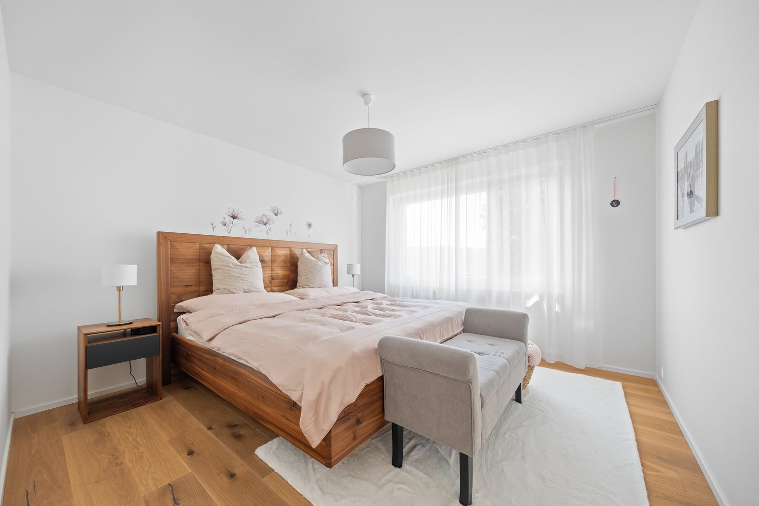 Helles Schlafzimmer mit Holzbett