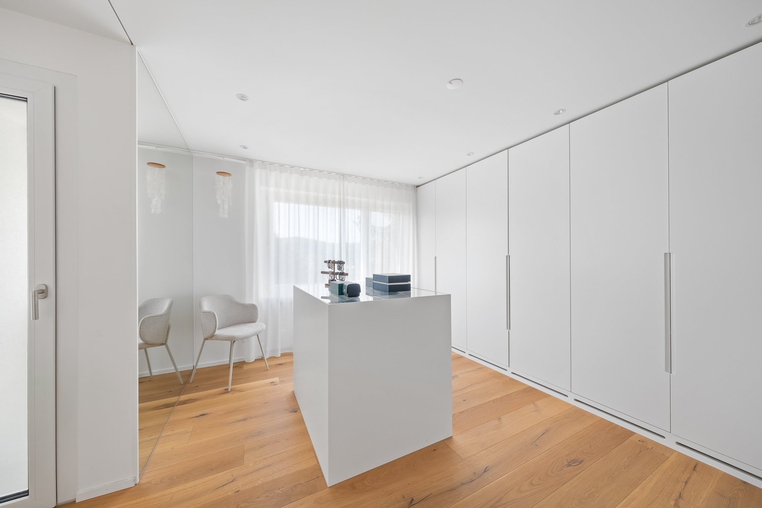 Helles Ankleidezimmer mit Einbauschränken