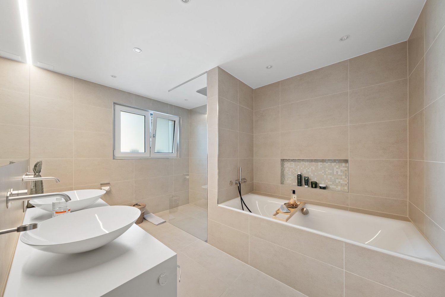 Modernes Badezimmer mit Badewanne und Doppelwaschbecken