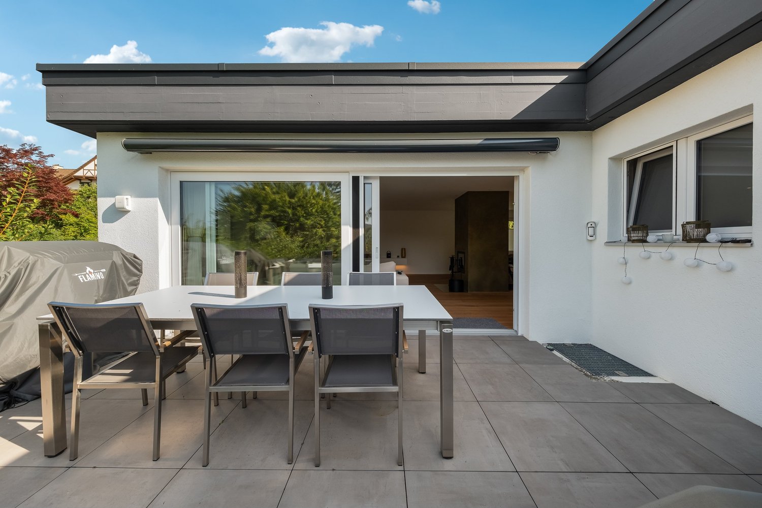 Moderne Terrasse mit Esstisch