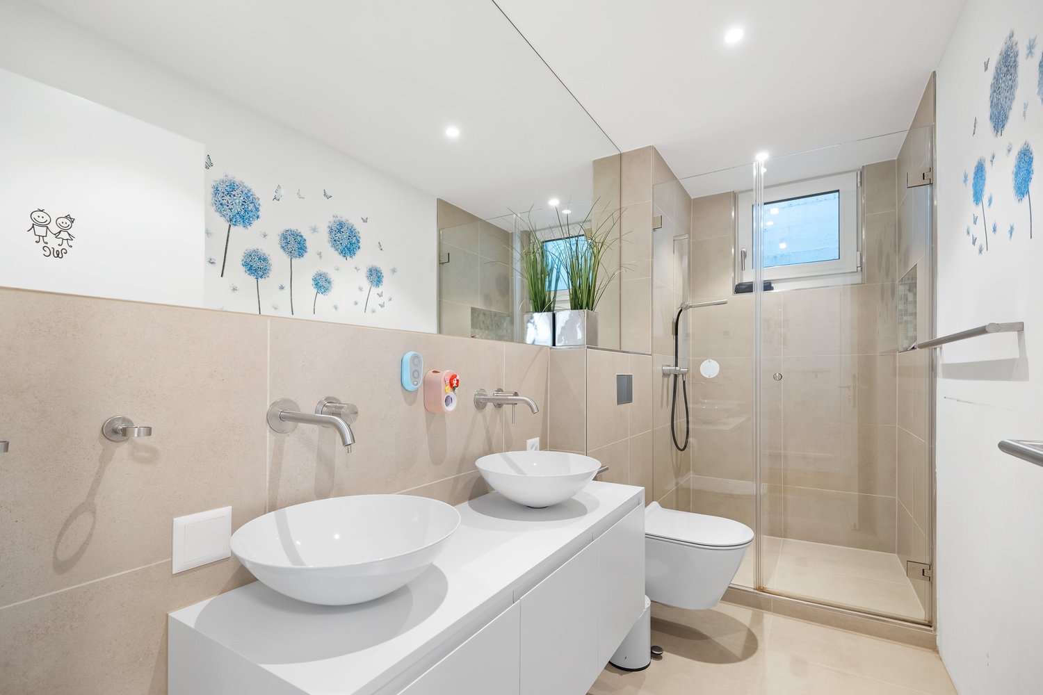 Modernes Badezimmer mit Doppelwaschtisch und begehbarer Dusche