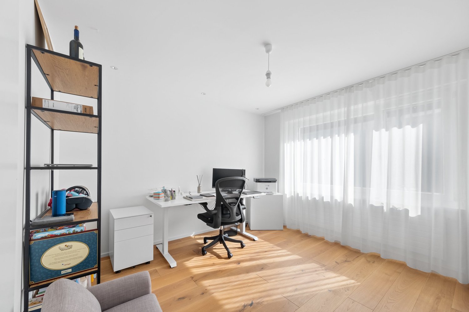 Helles Arbeitszimmer mit großem Fenster