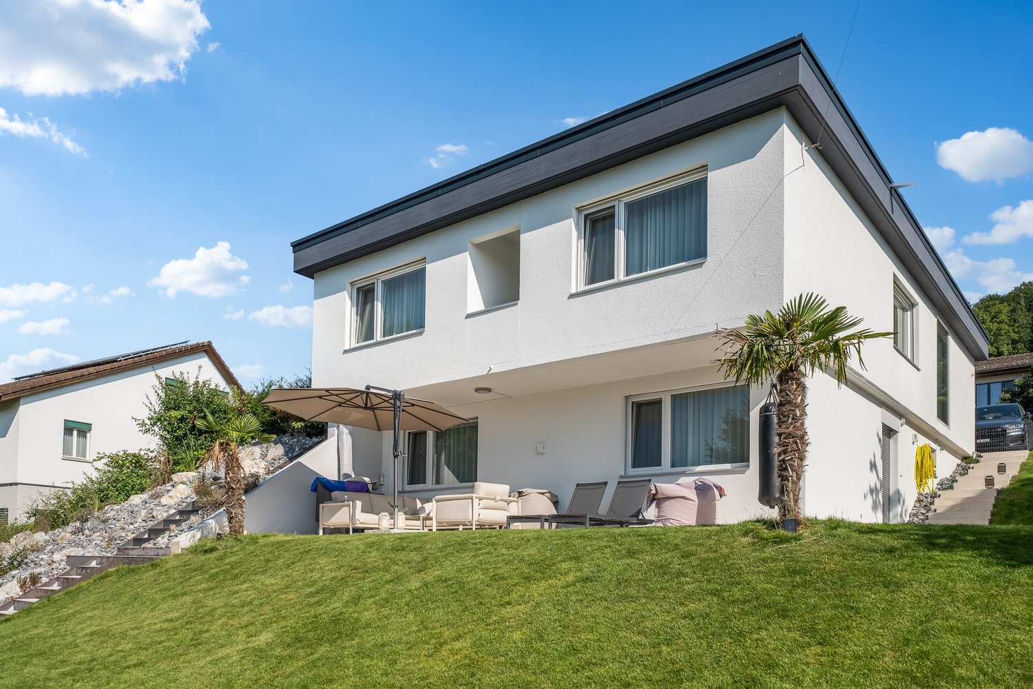 Modernes Einfamilienhaus mit Garten und Terrasse