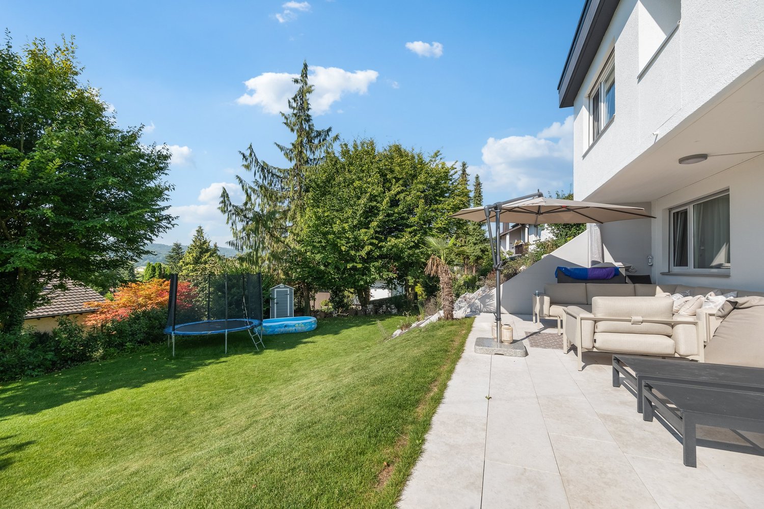 Garten mit Terrasse und Lounge