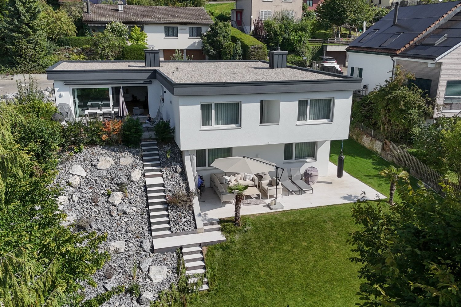 Moderner Bungalow mit Garten und Dachterrasse