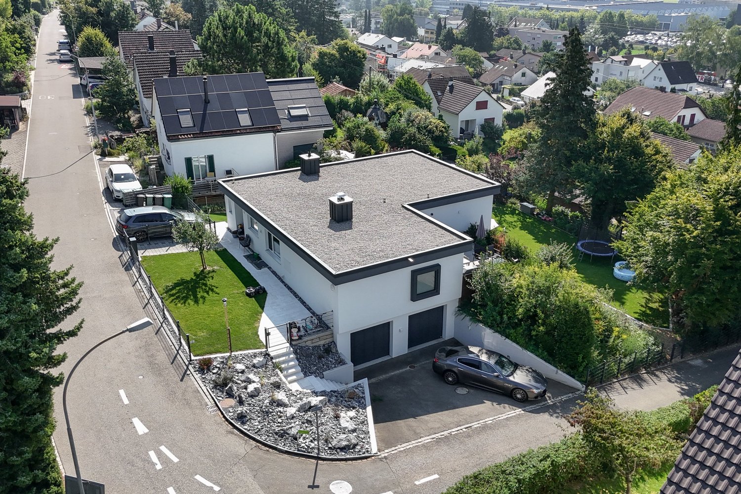 Moderne Luftaufnahme eines Einfamilienhauses mit Flachdach