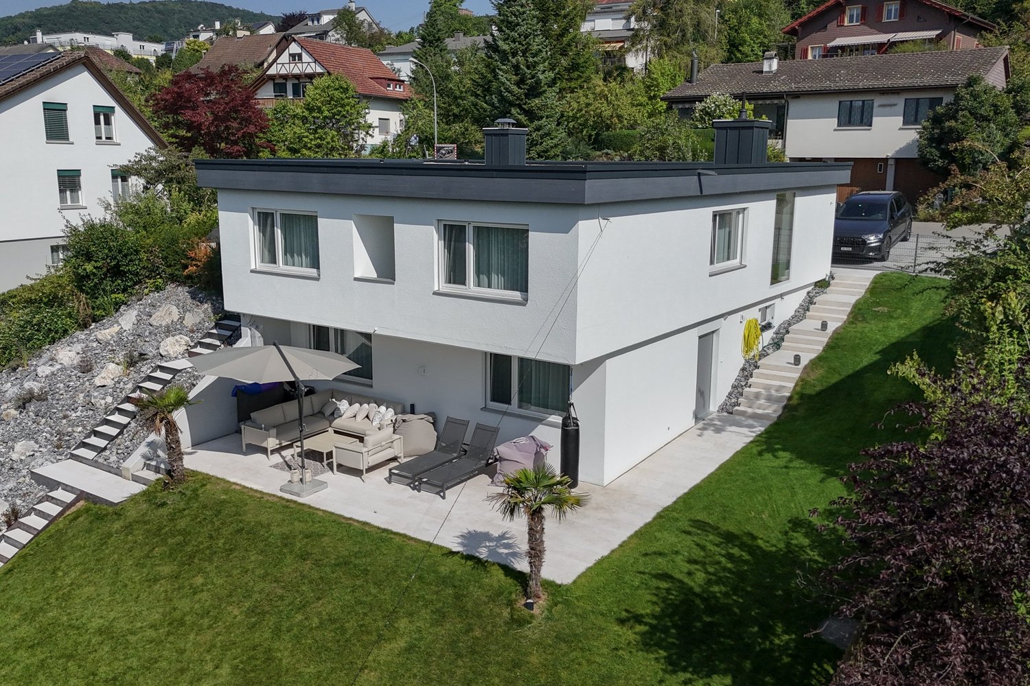 Moderne Villa mit Garten und Terrasse