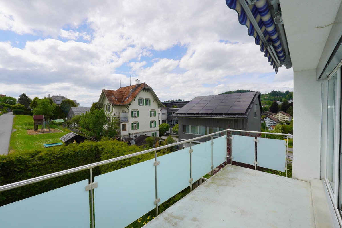 Balkon mit Ausblick auf Wohnumgebung