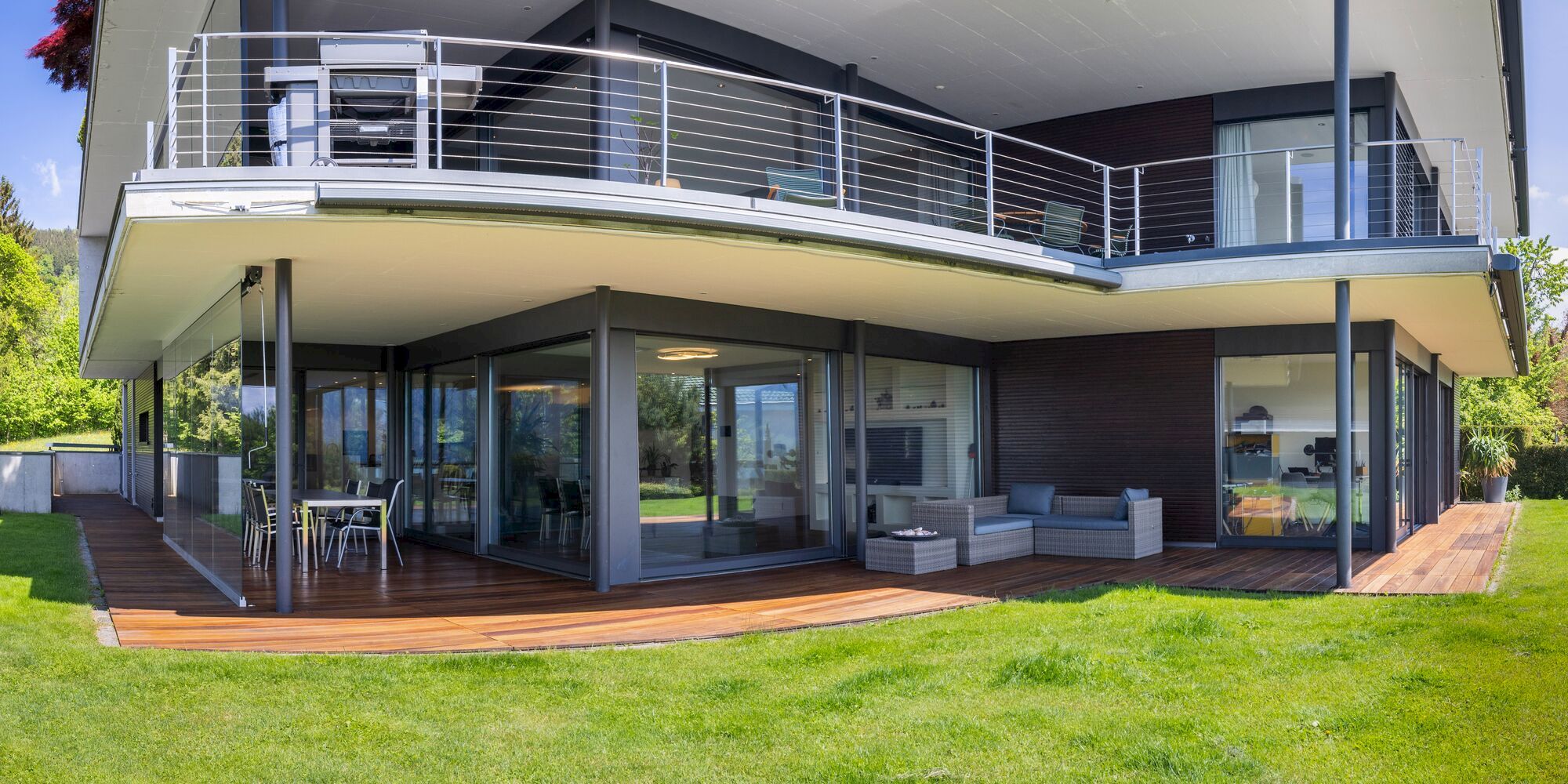 Moderne Hausansicht mit großer Terrasse