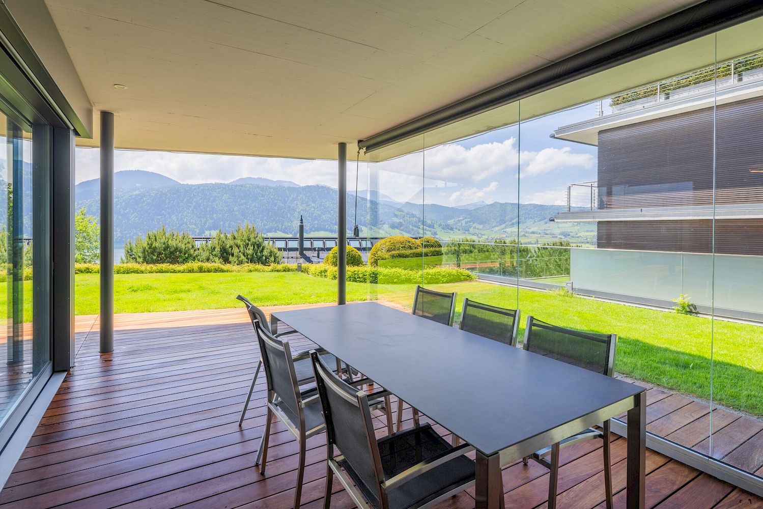 Überdachte Terrasse mit Bergblick