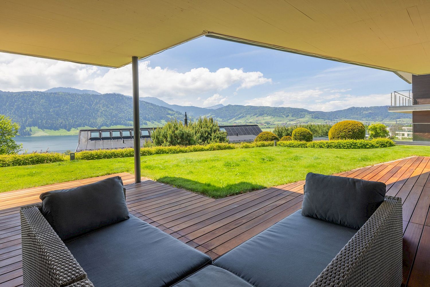 Überdachte Terrasse mit Seeblick und Bergpanorama