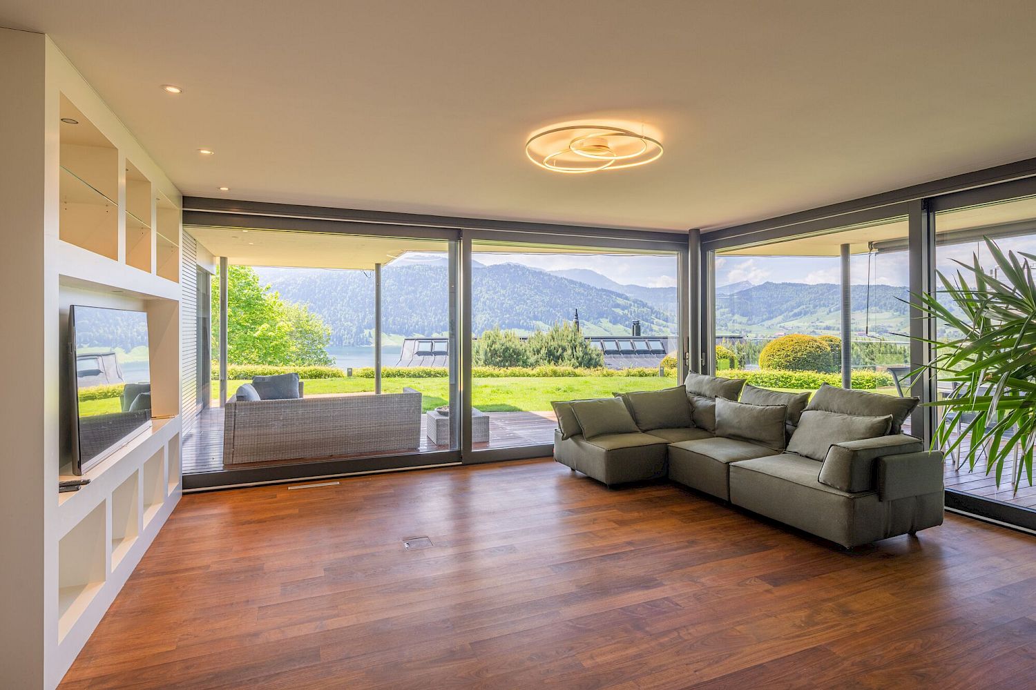 Modernes Wohnzimmer mit Panoramablick