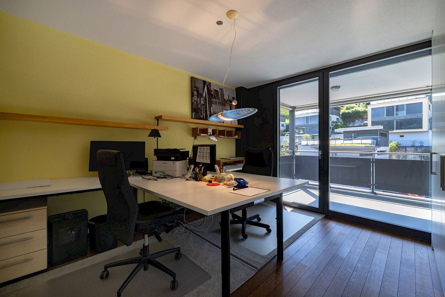 Arbeitszimmer mit Balkonblick